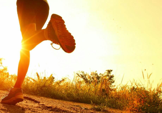 长期跑步的男人性功能很强(早上晨跑的禁忌和常识早上几点跑步)
