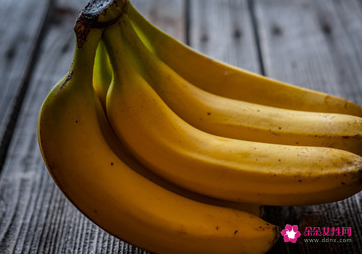 烤香蕉的功效与禁忌(香蕉的功效与作用和副作用)