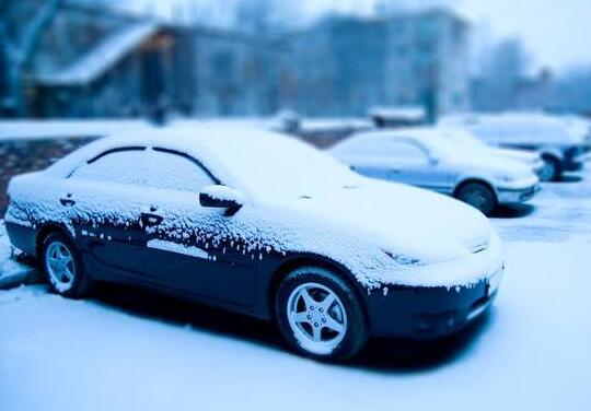 车上的积雪是自然化掉好还是扫掉好(汽车积雪可以自然化吗)