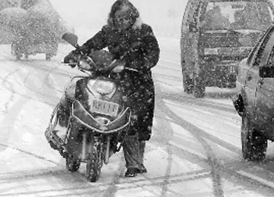 下雪骑电瓶车安全吗(下雪天骑电动车安全吗)